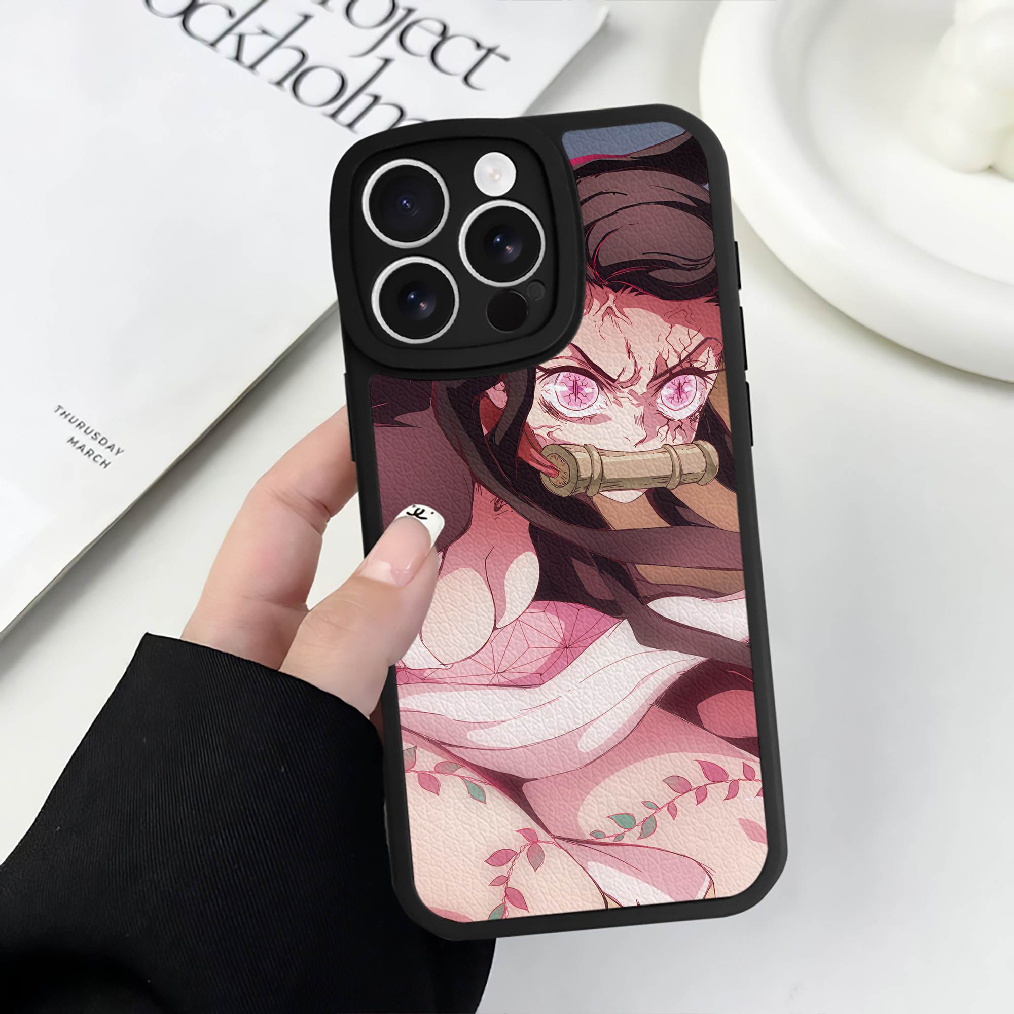 （画像用） 鬼滅の刃（きめつのやいば）竈門 禰󠄀豆子／かまど ねずこ Kamado Nezuko 【iPhone 16シリーズ対応】シリコンスマホケース（レザー調） 材質：シリコン